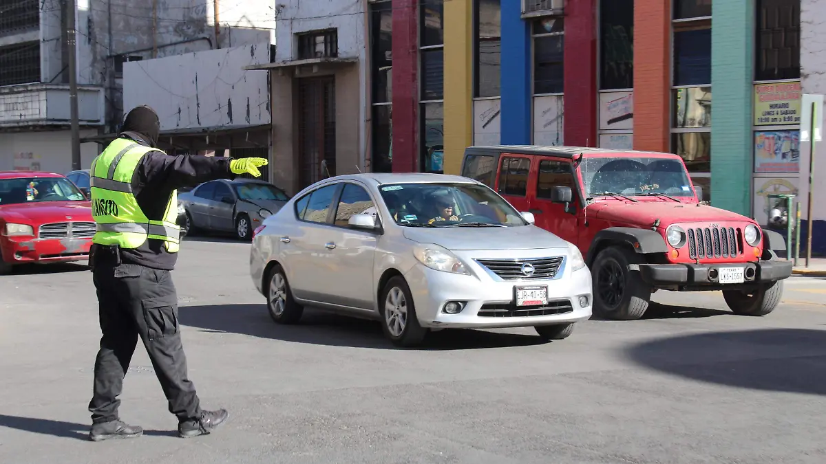 agentes de vialidad dirigiendo transito por filas al puente santa fe. olga casas (10)